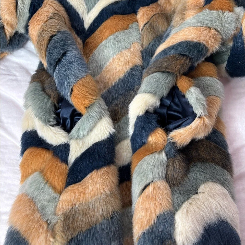 Forever 21 faux fur chevron striped coat sizeL collared one hookeye top closure - Picture 5 of 11